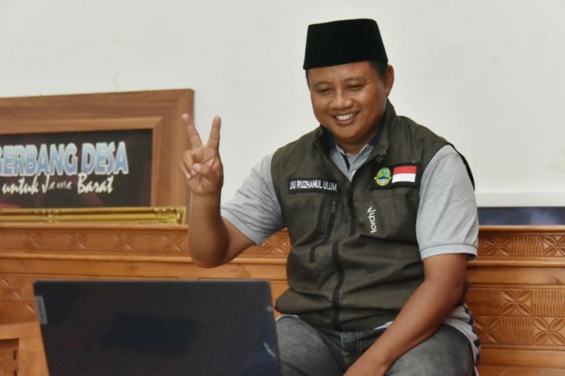 Wagub Jabar divaksinasi COVID-19 di RSHS Bandung pada Kamis