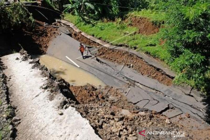 Jalan Raya Wonosobo-Kebumen Putus Total