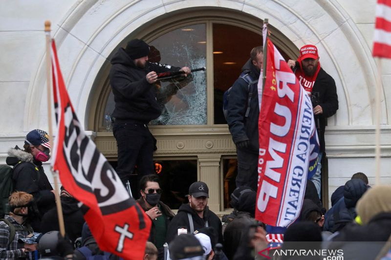 FBI periksa puluhan demonstran Capitol AS setelah seorang polisi tewas