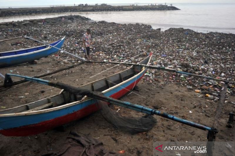 Nelayan Terhambat Sampah