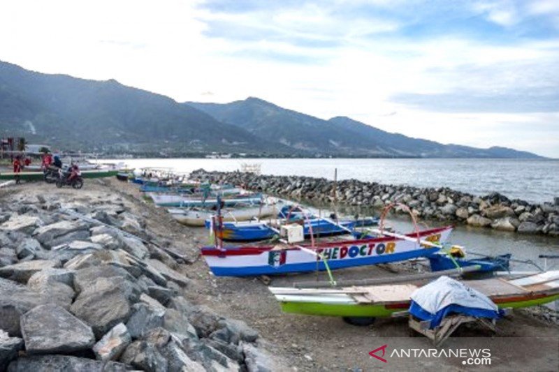 Tambatan perahu untuk nelayan di Pantai Taman Ria Palu