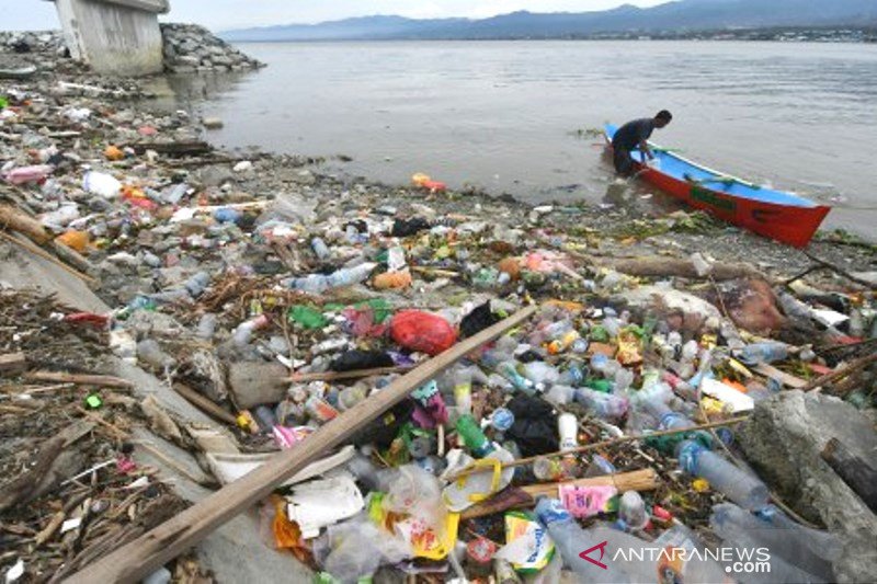 Sampah menumpuk cemari muara sungai Palu