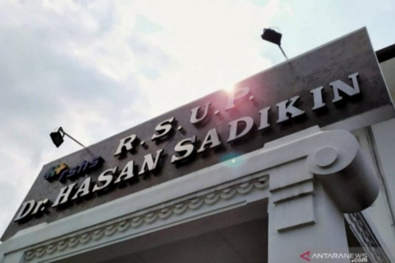 21 pejabat publik Jabar divaksinasi COVID-19 di RSHS Bandung