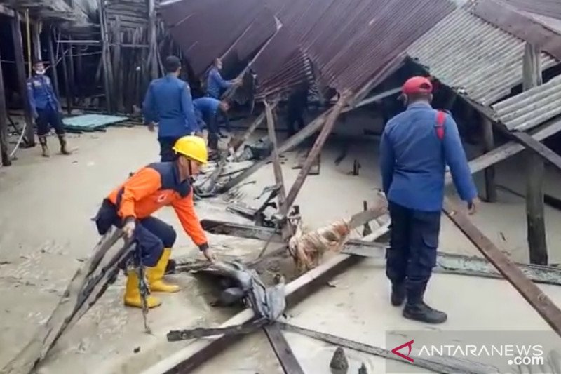 Dua unit rumah di Natuna roboh karena dihantam gelombang pasang