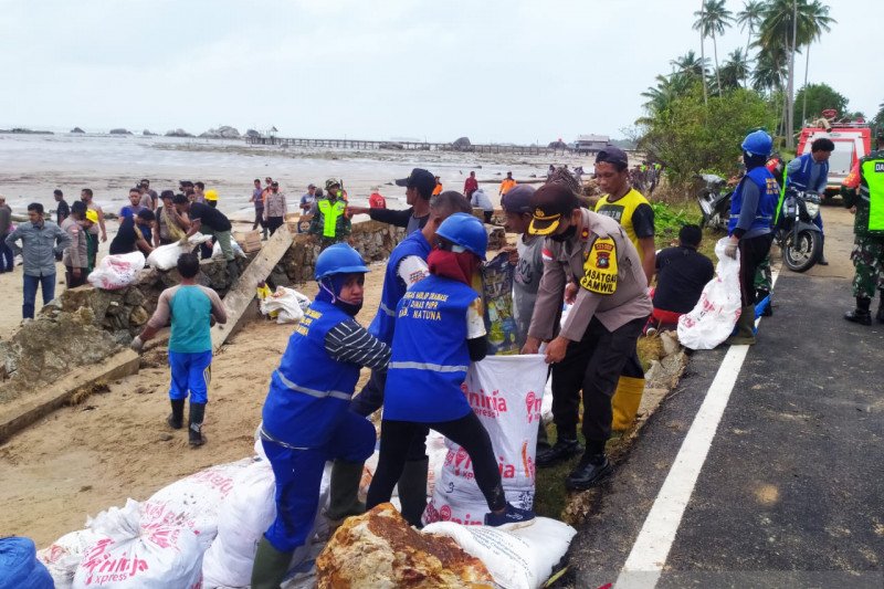Polres Natuna bersama TNI dan warga bangun tanggul karena ombak besar