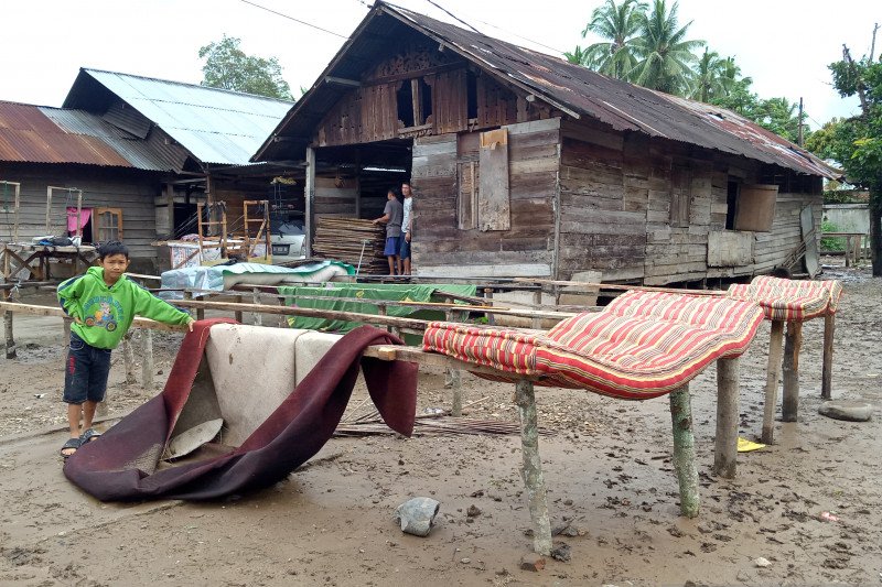 Warga terdampak banjir di Solok kesulitan air bersih