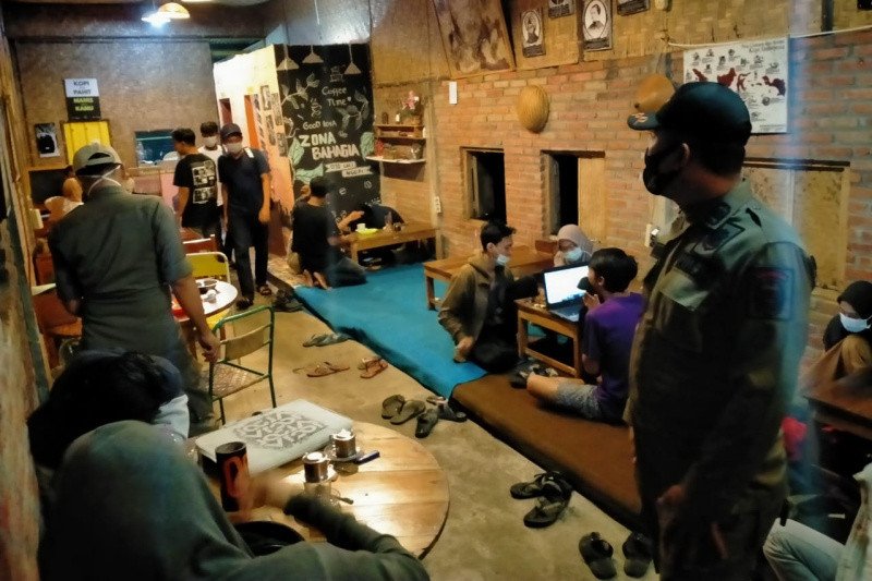 Satpol PP menegur sejumlah warung makan langgar protokol kesehatan
