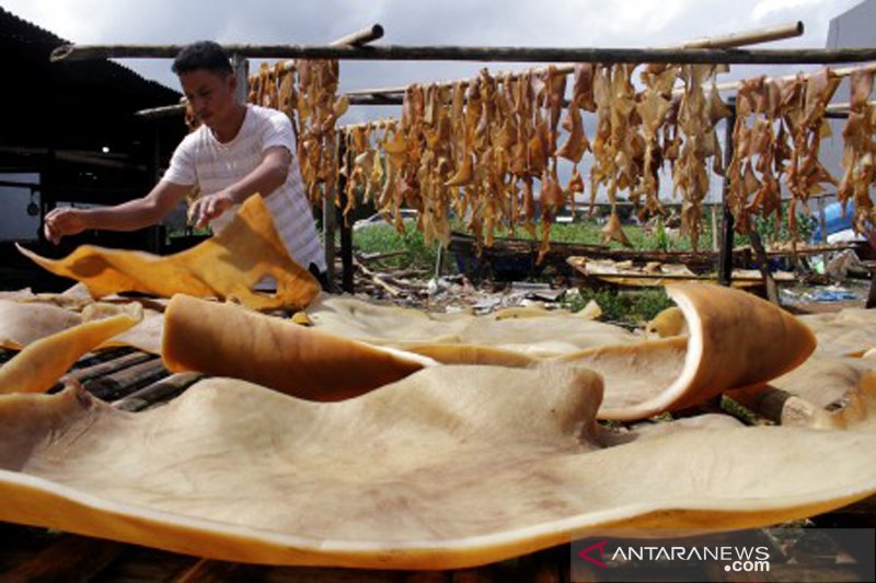 Produksi kerupuk kulit terkendala cuaca