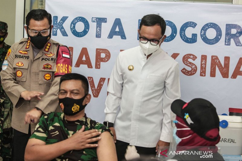 10 pejabat Kota Bogor menerima suntikan vaksin covid