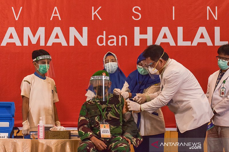 Vaksinasi COVID-19 di Riau lancar meski ada tokoh belum bisa divaksin, kok bisa?
