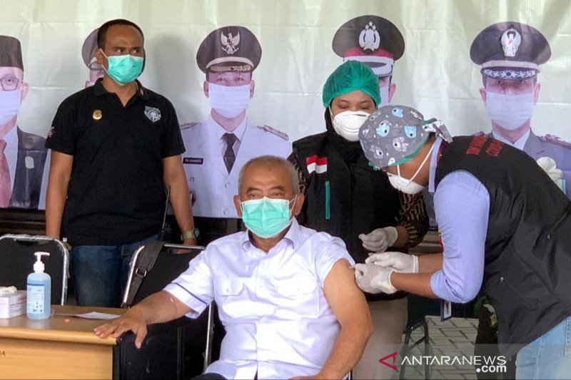 Wali Kota Bekasi Rahmat Effendi mengawali vaksinasi COVID-19