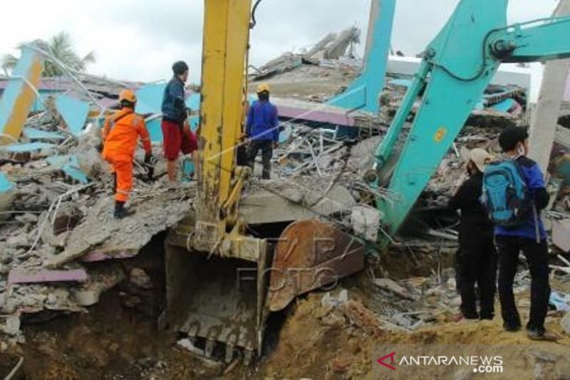 Pencarian Korban Gempa Direruntuhan Rumah Sakit Mitra Manakarra