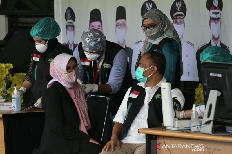 118 tenaga kesehatan Kota Bekasi divaksin Sinovac