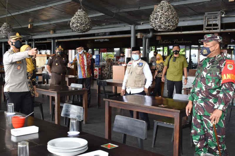 Bupati Cirebon cek penerapan PPKM di sejumlah tempat umum