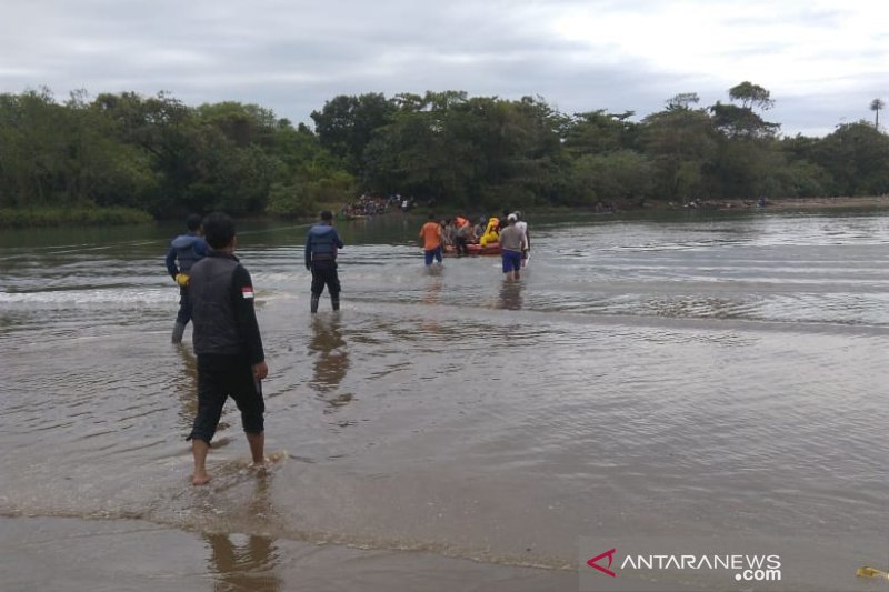 Jasad seorang guru yang hilang di laut Garut, ditemukan