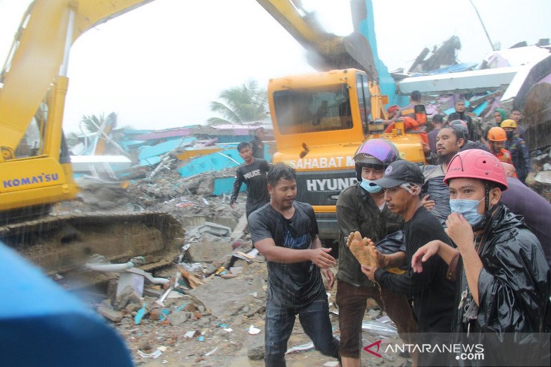 Evakuasi korban gempa bumi di RS Mitra Manakarra Mamuju ...