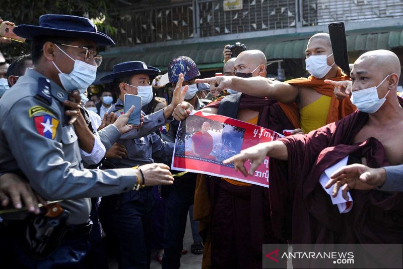 Aparat Kepolisian Myanmar bentrok dengan massa pendukung biksu radikal