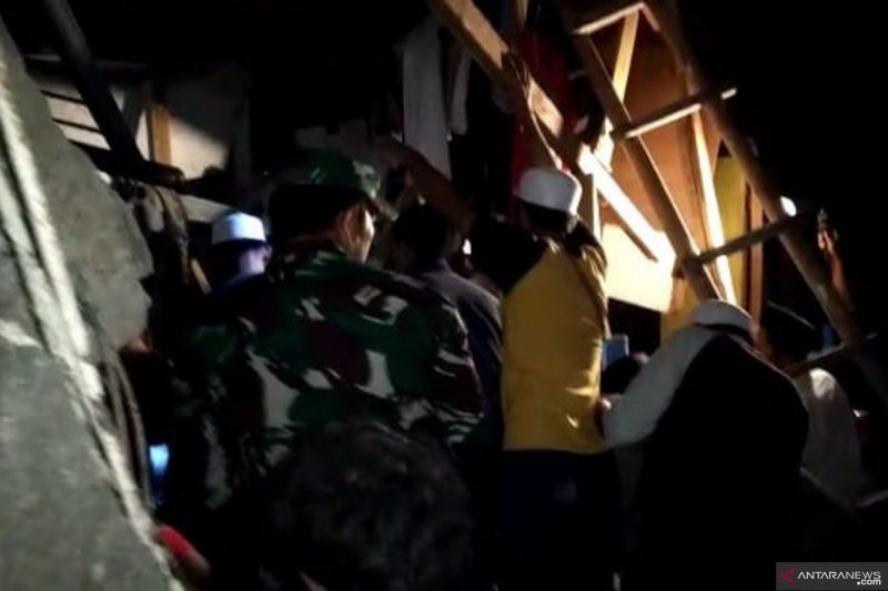 Ponpes di Cipanas Cianjur roboh akibatkan belasan santri tertimpa bangunan