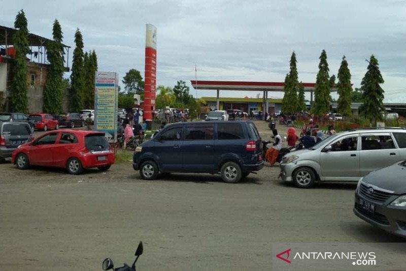 Antrean panjang di SPBU Simboro Mamuju Sulbar