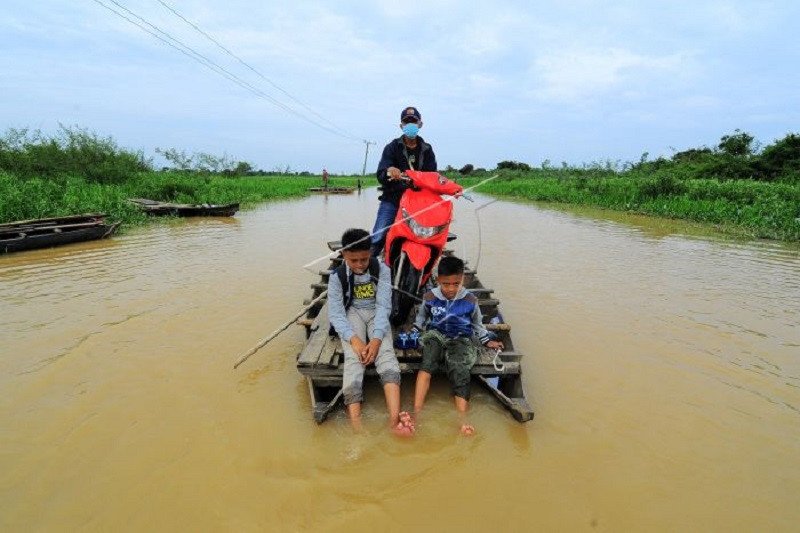 Korban banjir bandang bertahan di tenda darurat