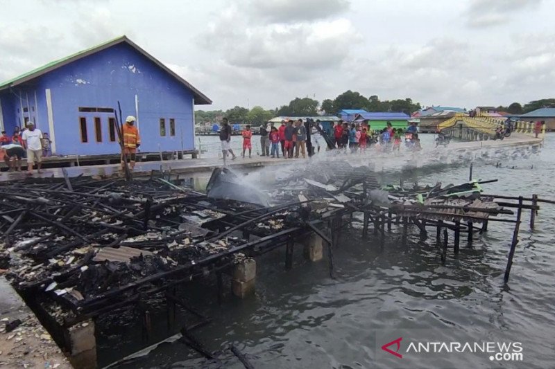 Rumah warga di pesisir Tanjungpinang ludes terbakar
