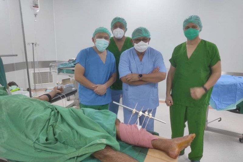 Tim medis bedah 30 korban patah tulang gempa di Sulbar
