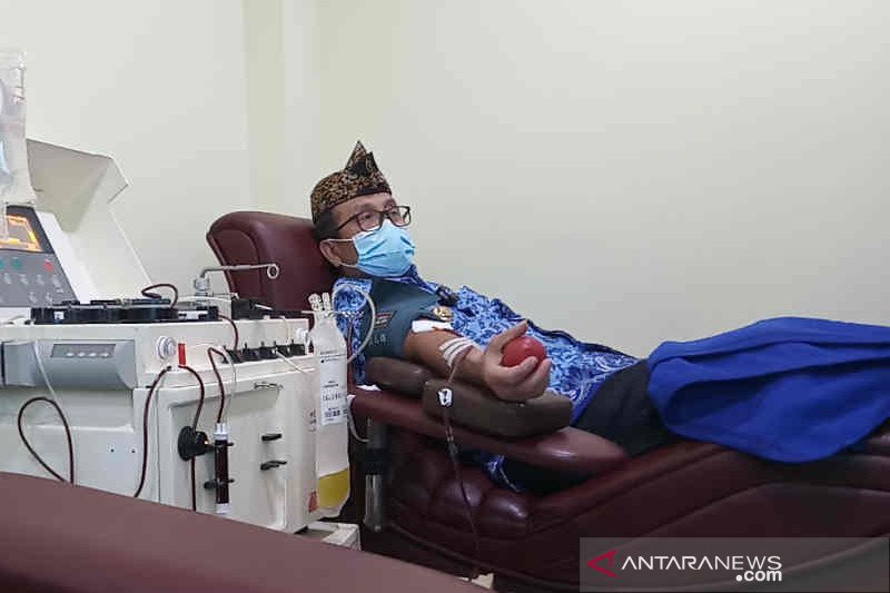 Bupati Cirebon Imron donor plasma darah bagi pasien positif COVID-19