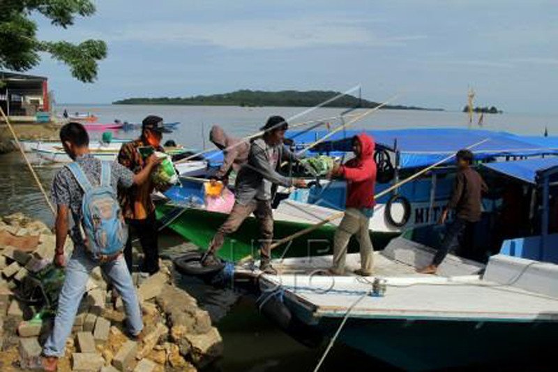 Penyaluran logistik korban gempa di pulau kecil Mamuju