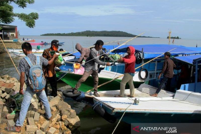 Penyaluran Logistik Korban Gempa Di Pulau Kecil Mamuju