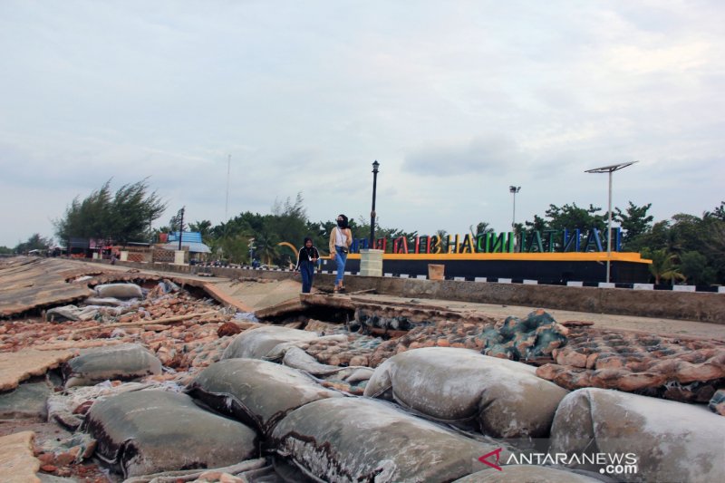 Abrasi Pantai Wisata Selat Baru