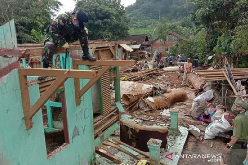 Bencana pergerakan tanah di Ciherang Sukabumi meluas, ratusan warga mengungsi
