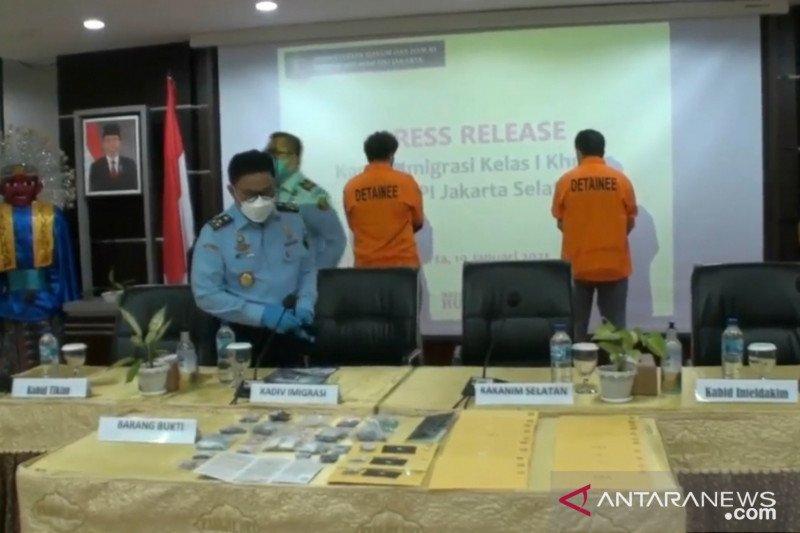 Imigrasi Tangkap Dua Wna Penjual Permata Imitasi Antara News