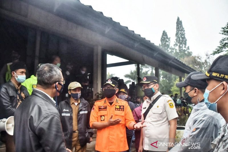 Korban banjir bandang di Puncak Bogor dilarang pulang ke rumah