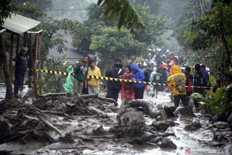 Kemarin Banjir Bandang Di Puncak Bogor Dan Aktivitas Gunung Merapi Antara News