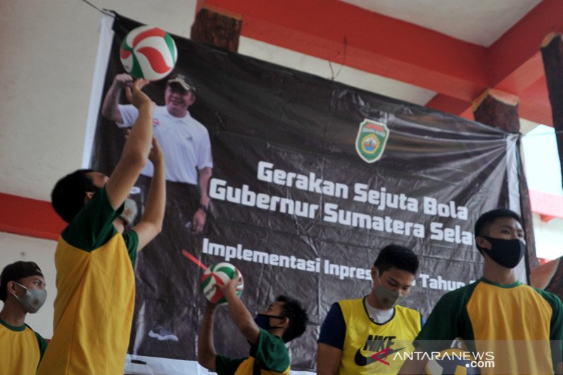 Bantuan bola untuk anak didik lapas anak klas 1A Palembang