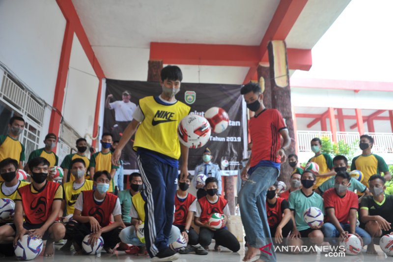 Bantuan bola untuk anak didik lapas anak klas 1A Palembang