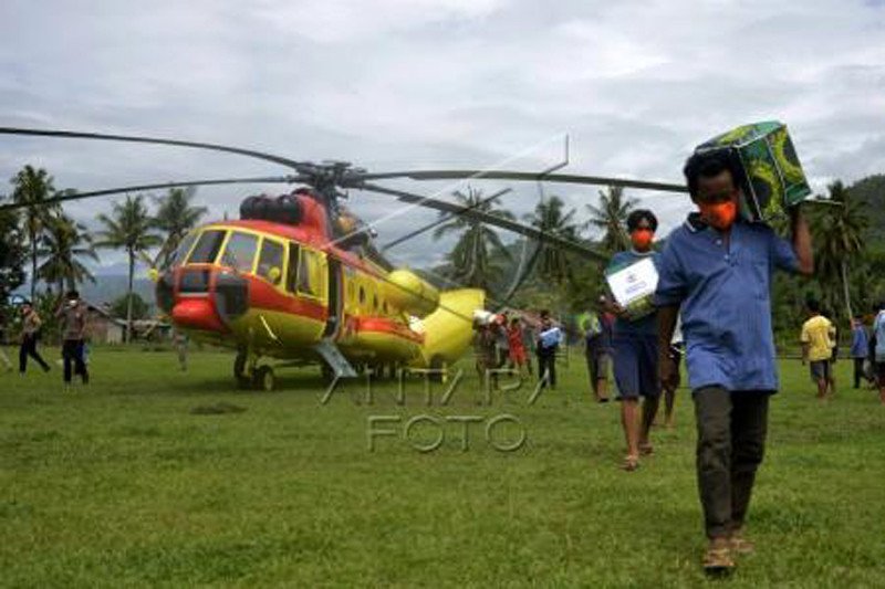 Distribusi bantuan logistik dengan helikopter