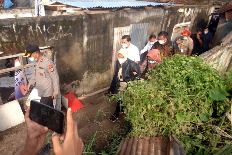 Mensos Tri Rismaharini kunjungi korban banjir Manado