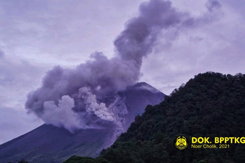 Gunung Merapi mengeluarkan tiga kali awan panas sejauh 700-1.200 meter