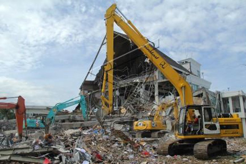 Pembersihan puing bangunan pasca gempa bumi Sulbar