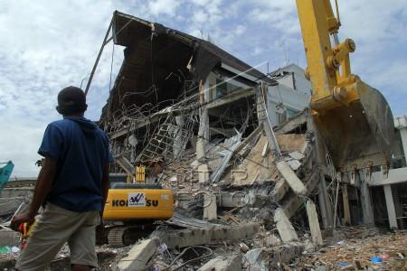 Pembersihan puing bangunan pasca gempa bumi Sulbar