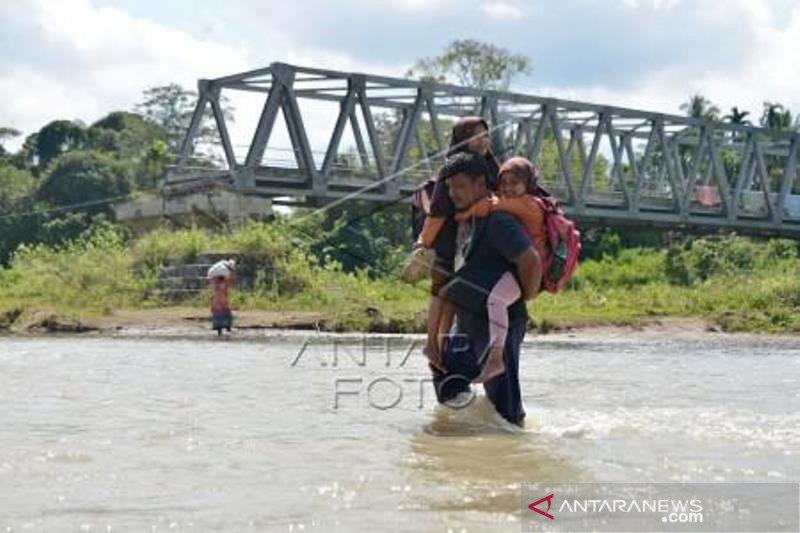 Murid Sekolah Terpaksa Menyeberangsi Sungai Di Desa Pedalam Aceh