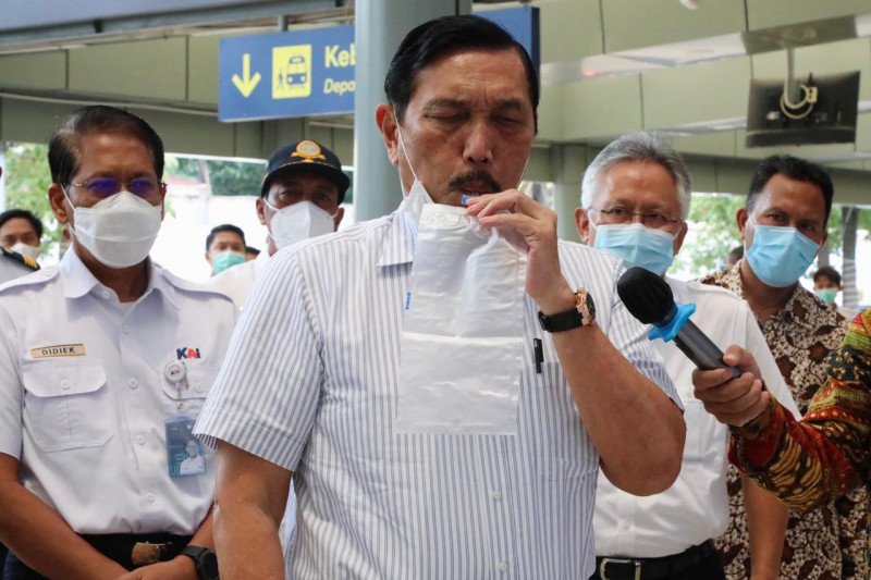 Menteri Luhut coba alat deteksi Covid-19 GeNose di simpul transportasi