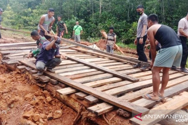 TNI-Polri bersama warga Merauke perbaiki jalan putus