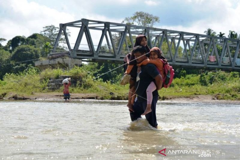 Murid Sekolah Terpaksa Menyeberangi Sungai Pedesaan Di Aceh