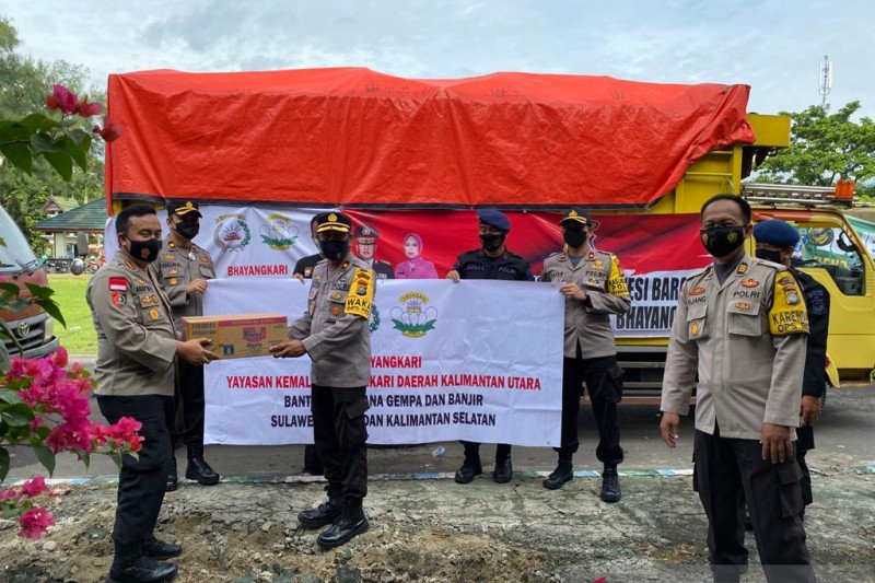 Polda Kaltara Beserta Bhayangkari Salurkan Bantuan Ke Sulbar Dan Kalsel