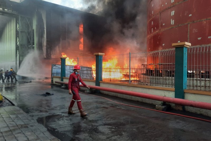 Gudang CPO di kawasan Teluk Bayur terbakar, 120 personel Damkar dikerahkan