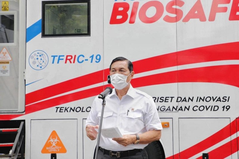 Menko Luhut tinjau lab tes PCR mobile produk anak bangsa