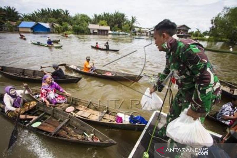 TNI Bantu Distribusikan Bantuan Korban Banjir Kalsel