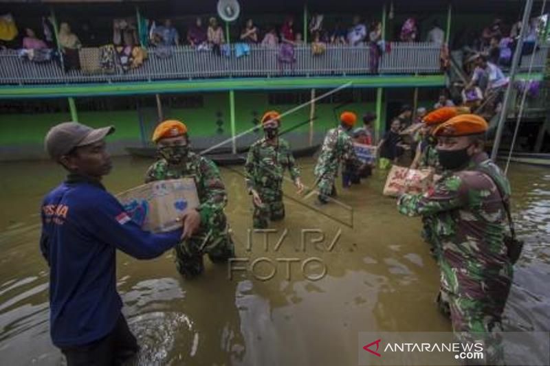 TNI Bantu Distribusikan Bantuan Korban Banjir Kalsel